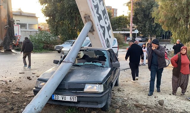 Kamyonun çarptığı tabela otomobilin üzerine devrildi: 1 yaralı