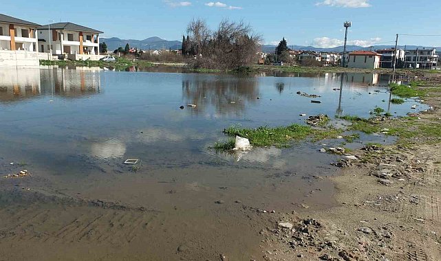 Kanalizasyon şebekesi çöktü inşaatlar su içinde kaldı