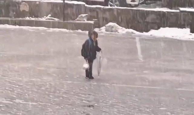 Kar altında İstiklal Marşı'nı okuyan çocuk yürekleri ısıttı