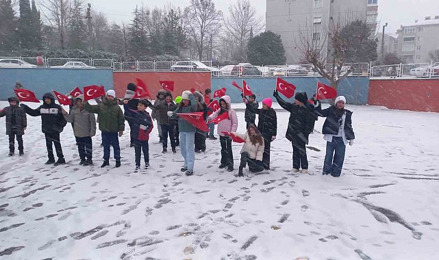 Kar ile bayraklar birleşti, okullar kırmızı-beyaza büründü