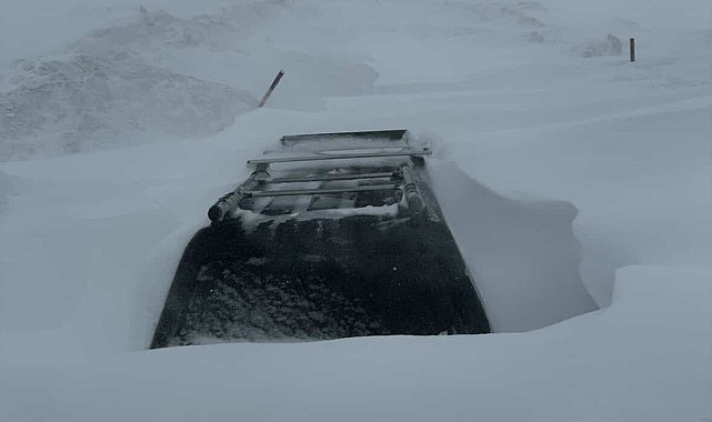 Kar kalınlığı 2 metreyi buldu, araçlar kara gömüldü