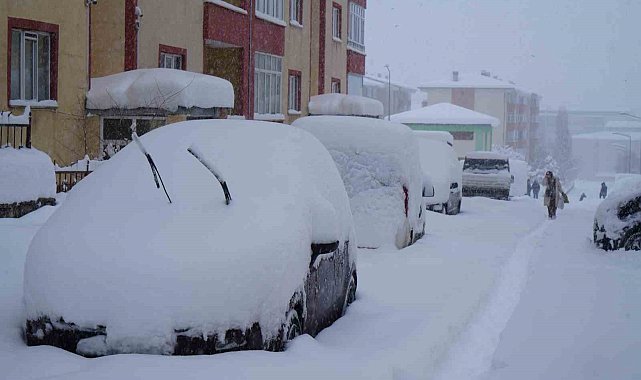 Kar yağışı Erzurum'u felç etti, okullar tatil, kar kalınlığı 50 santimetreyi geçti, bin 167 köy yolu ulaşıma kapalı