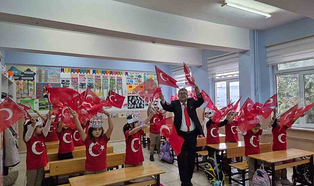 Karabük'te öğrenciler ikinci döneme Türk bayraklarıyla başladı