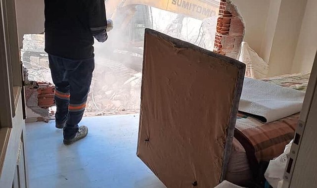 Karacabey'de inşaat çalışması yan binaya zarar verdi