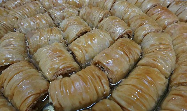 Karadeniz'in öne çıkan tatlıları arasında yerini alan Laz böreği ve gocaman gerdanı Ramazan'da daha çok ilgi görüyor
