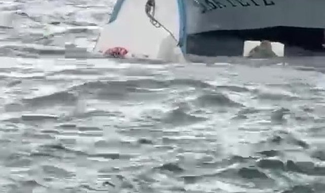 Karaköy'de yolcu vapuru balıkçı teknesine çarptı: Denize düşen kişi kurtarıldı