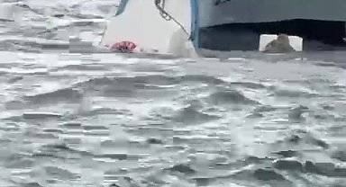 Karaköy'de yolcu vapuru balıkçı teknesine çarptı: Denize düşen kişi kurtarıldı