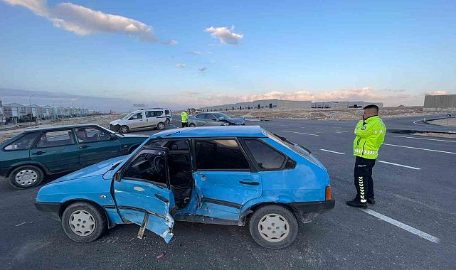 Karaman'da iki otomobil çarpıştı: 2 yaralı