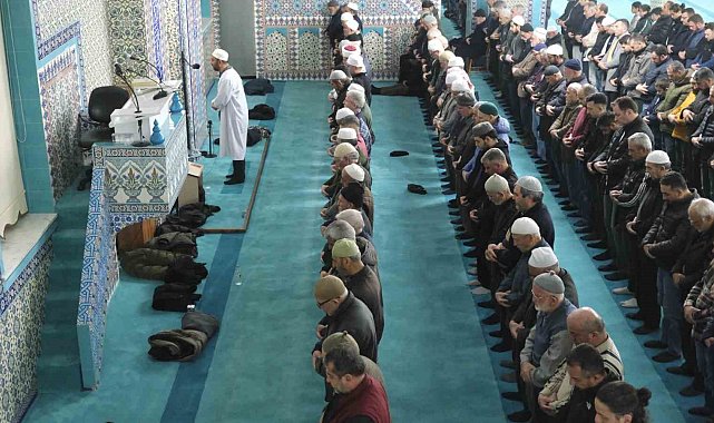 Karaman'da ilk teravih namazında camiler doldu taştı