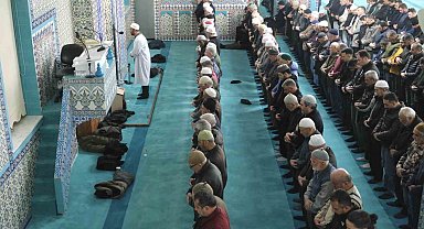 Karaman'da ilk teravih namazında camiler doldu taştı