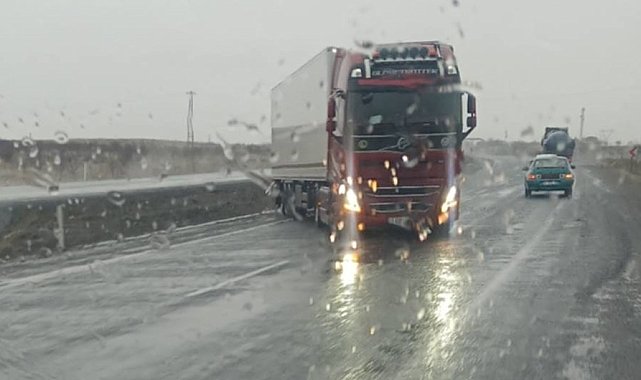 Karapınar'da şiddetli rüzgar ve sağanak sürücülere zor anlar yaşattı