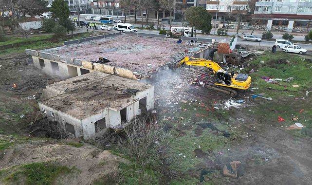 Karasu'da "riskli alan" ilan edilen bölgedeki binalar için kepçeler sahile indi