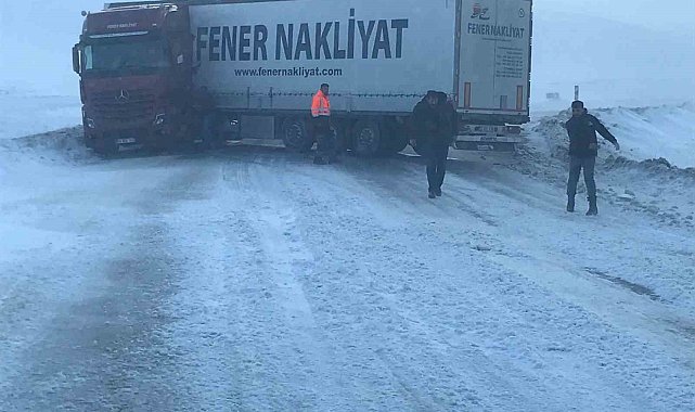 Karda kayan tır yolu ulaşımı kapattı