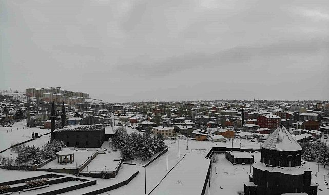 Kars beyaza hapsoldu: Yarım asırlık kar rekoru kırıldı