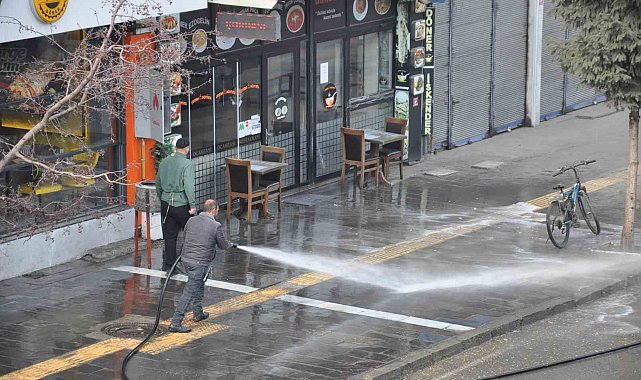 Kars'ta kaldırımlar tazyikli suyla yıkanıyor