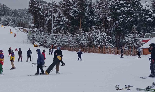 Kars'ta kayak heyecanı sürüyor