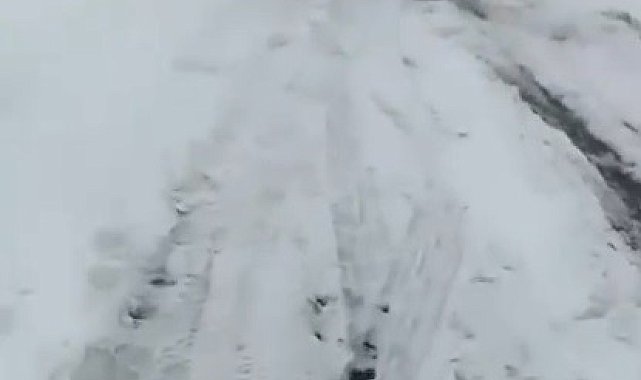 Kars'ta kayan tır kara yolunu ulaşıma kapattı
