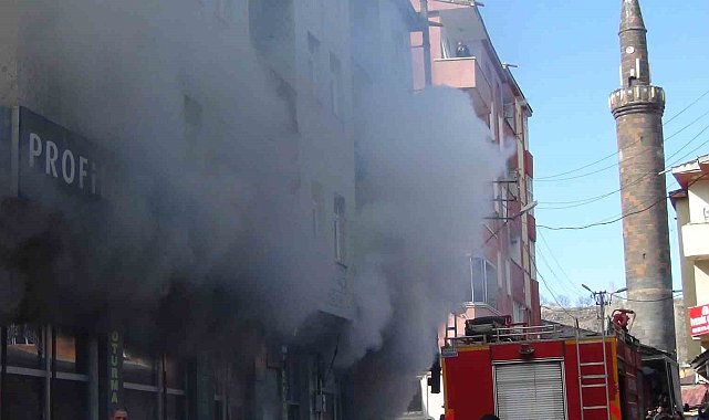 Kars'ta korkutan yangın: Mobilya deposu alevlere teslim oldu