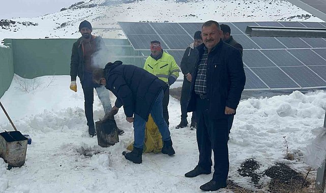 Kars'ta köylüler, içmesuyu için kurdukları GES sitemlerinin karını imece usulü temizliyor