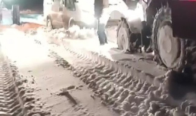Kars'ta minibüs kara saplandı, mahsur kalan vatandaşlar kurtarıldı
