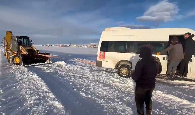 Kars'ta yolda mahsur kalan öğrencilerin imdadına ekipler yetişti
