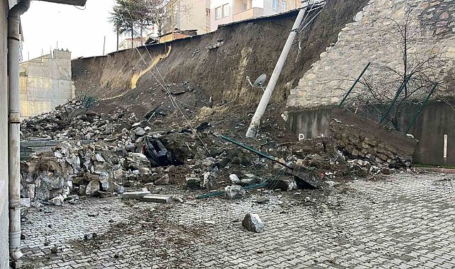 Kastamonu'da istinat duvarı çöktü, 7 araç zarar gördü