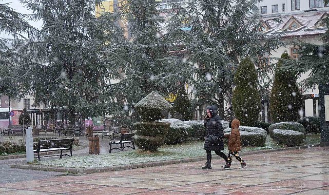 Kastamonu'da vatandaşlar, Ramazan ayının ilk gününe kar yağışıyla uyandı