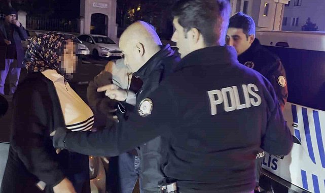 Kavga sonrası gözaltına alınan şahıs "Kapıyı kapatmayın" derken, annesi "Adam öldürmedi, çıkarın benim çocuğumu" dedi