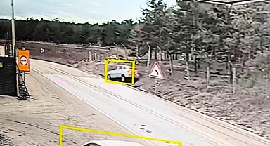 Kaygan yolda takla atan araçtaki 2 kişi yaralandı