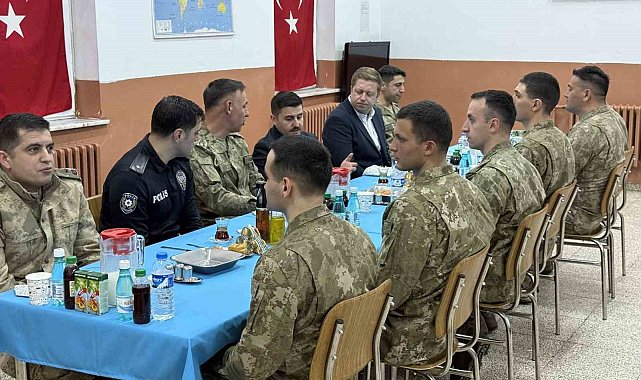 Kaymakam Bulut, askerle iftarda bir araya geldi