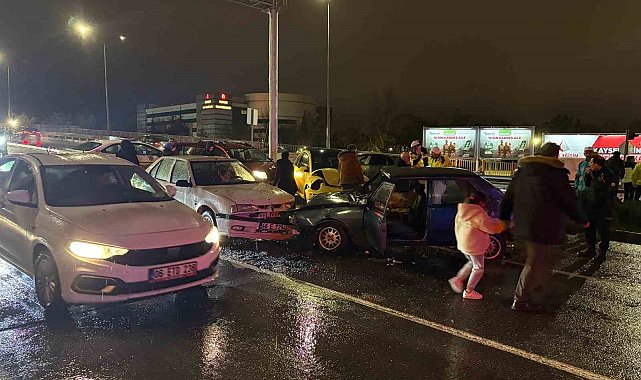 Kayseri'de otomobil kırmızı ışıkta bekleyen 5 araca çarptı: 2 yaralı