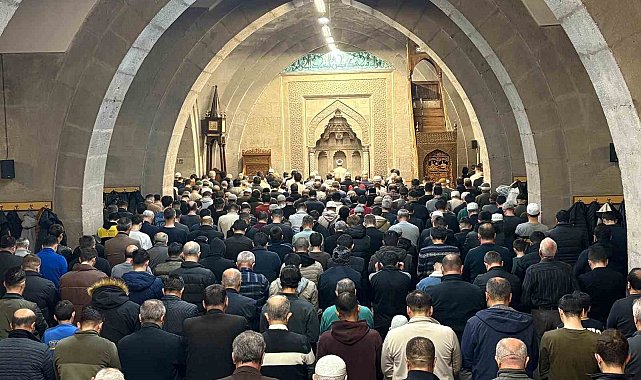 Kayserili vatandaşlar Berat Kandilinde ellerini semaya açtı