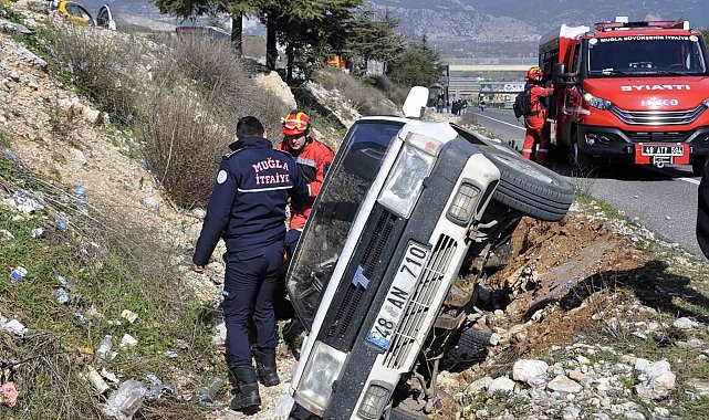 Kaza yapan Tofaş aracın içinde sıkışan vatandaşı itfaiye ekipleri kurtardı