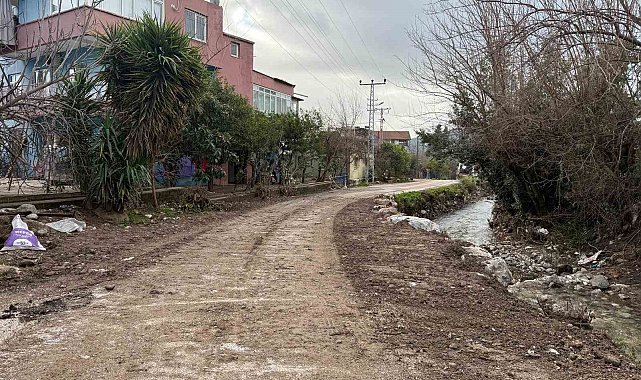 Kemer'de şiddetli yağış nedeniyle çöken yol onarıldı