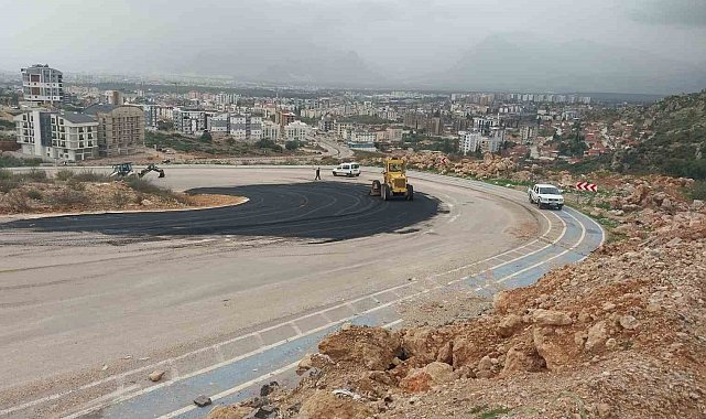 Kepez Belediyesi, yağmurun aşındırdığı yolları yeniledi