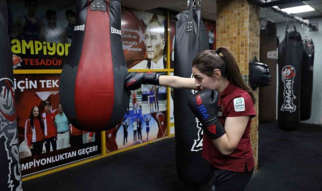 Kilo vermek için eldiven taktı, Avrupa şampiyonu oldu