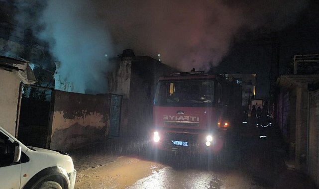 Kırıkhan'da metruk binadan alevler yükseldi