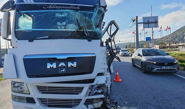 Kırkağaç'ta iki tır çarpıştı: 1 yaralı