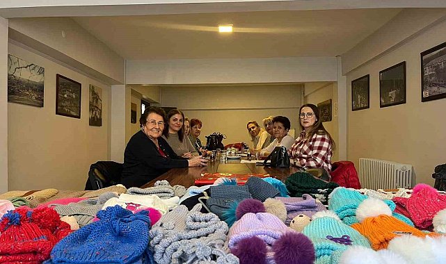 Kırşehir'de örülen atkı ve bereler lösemi tedavisi gören çocuklara gitti