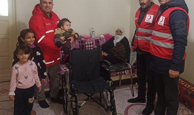 Kızılay'dan gazi eşine tekerlekli sandalye desteği
