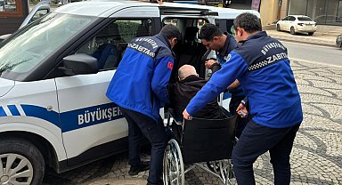 Kocaeli Zabıtası'nın şefkat eli vatandaşın üzerinde