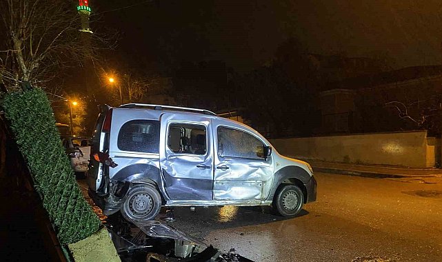 Kocaeli'de 3 aracın karıştığı zincirleme kazada sürücü kaçtı: 1 yaralı