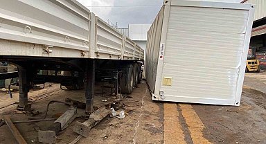 Kocaeli'de konteyner ile tır dorsesi arasında sıkışan işçi yaralandı