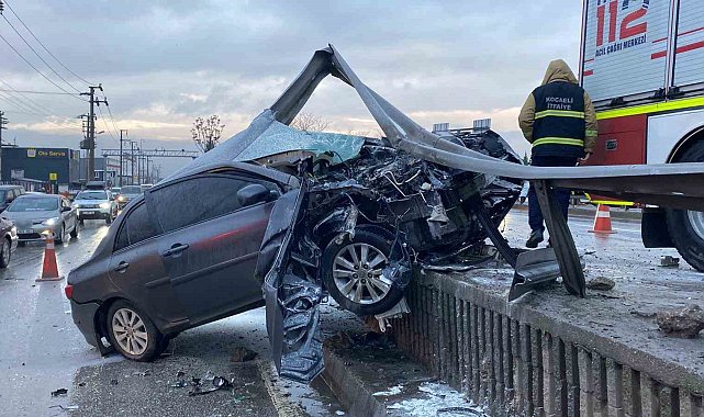Kocaeli'de korkutan kaza: Otomobil bariyerlere ok gibi saplandı