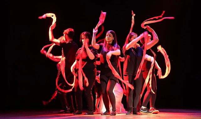 Kocaeli'de 40 yıllık tiyatroculara taş çıkarttılar