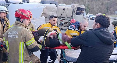 Kontrolden çıkan beton tankeri devrildi : Sürücü ağır yaralı
