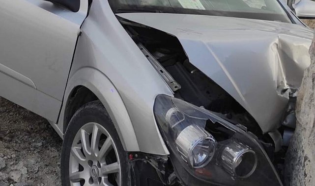 Kontrolden çıkan otomobil avlu duvarına çarptı: 4 yaralı