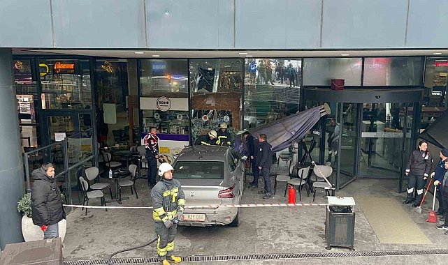 Kontrolden çıkan otomobil AVM'deki kafeye girdi: 1 yaralı