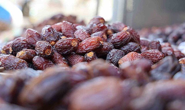 Konya'da hurmalar hem tezgahlarda hem de iftar sofralarında yerini aldı