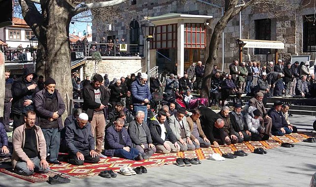Konya'da Ramazan ayının ilk Cuma namazında camiler doldu taştı